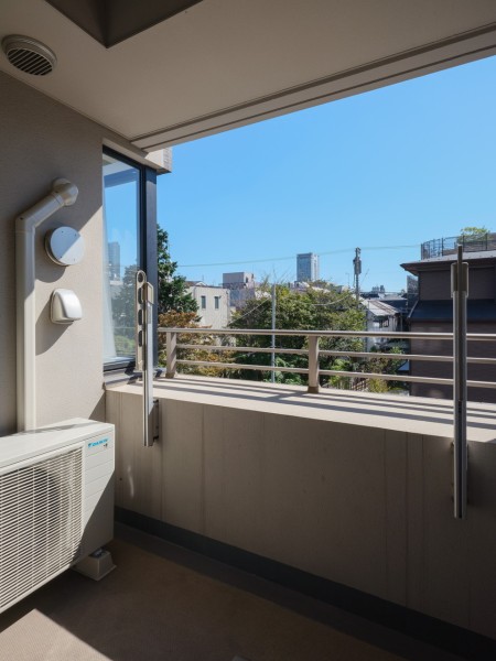 リビングからつながるバルコニーです。対暮らしの中で大切な光と風を演出してくれる居心地の良い空間です。