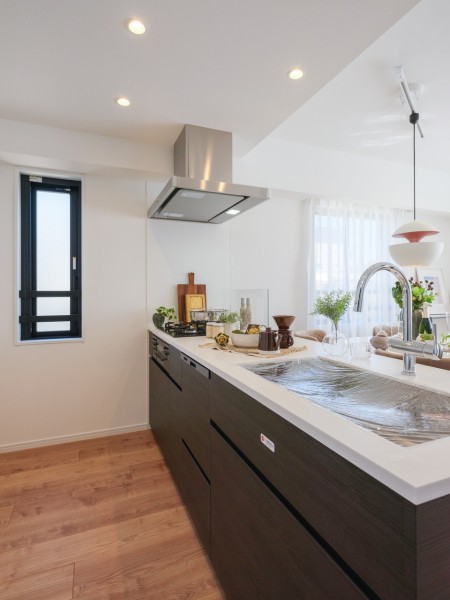 開放的なオープンキッチンは、住まいと暮らしにフィットするデザイン性と機能性を兼ね備えています。キッチン側にも窓があり、換気がしやすいのも嬉しいですね。