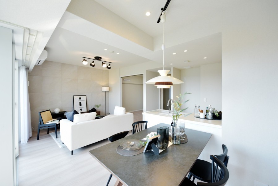 南東向きのリビングには優しい光が差し込む、開放的な空間です。リビング壁にはセラミックタイルを設置し、上品でありながらスタイリッシュな印象のお部屋に仕上げました。