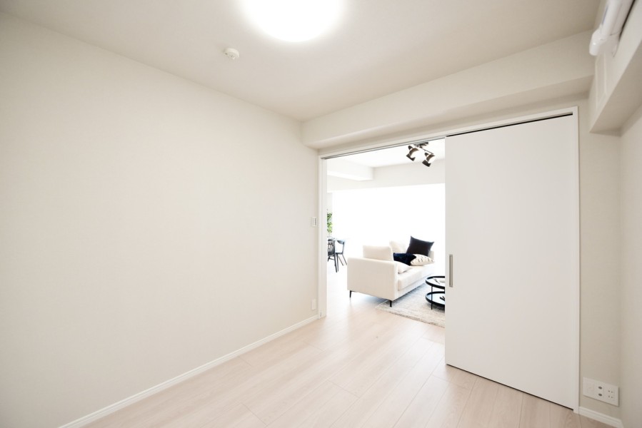 洋室2（約5.0帖）はリビングの団らんから一転、静かに作業や課題に取り組めるワークスペースや子供部屋におすすめです。シンプルな内装なので、お好みのインテリアで彩れます。