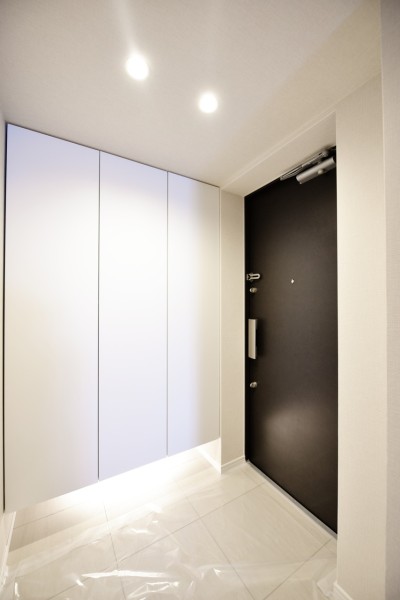 玄関にはたっぷりと靴を収納出来るシューズボックスも備え付けました。フットライトが優しく足元を照らし、人感センサーライトで自動点灯しますので、明るく家族を迎え入れます。