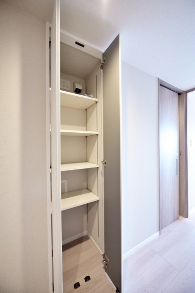 廊下には便利な収納を設置しました。家族が共有しておきたいもの、買い置きやストック、お掃除用品などの収納に便利にお使い頂けます。