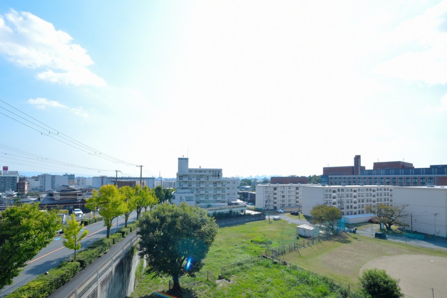 5階部分の南東向きですので、陽当たり・眺望良好です。前面を遮る建物もなく、大きな空が広がります。時間と共に変わりゆく空の様子を眺めながら深呼吸をしたくなるような空間です。