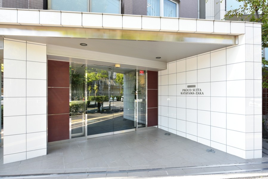 総戸数49戸の9階建て、平成18年建築です。近隣にはお買い物施設も充実しており、毎日の生活も便利に過ごせます。大阪中心部へのアクセスも良いので、子育て世代のファミリーさんにもおすすめの立地です。