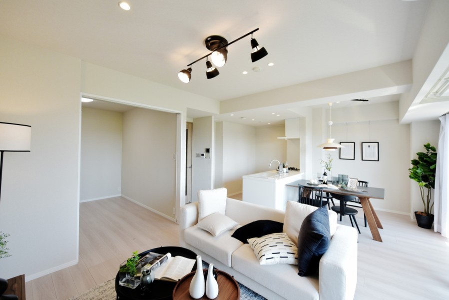 リビングは約16.4帖の空間で、床暖房も完備しており、冬も足元からぽかぽか快適に寛げる空間です。ピクチャーレールも設置しましたので、お好みのアートやお子様の作品など壁を傷つけずに飾れます。