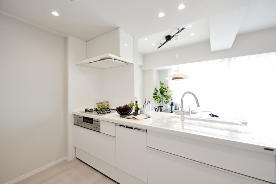 対面式のオープンキッチンでとても開放感があります。ホワイトの清潔感ある飽きの来ないデザインです。対面式なのでリビングのご家族とのコミュニケーションも取りやすい間取りです。