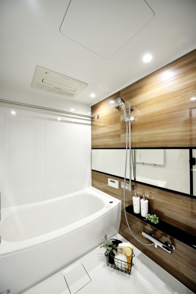 浴室はゆったりと疲れた体を癒す体を包み込む浴槽です。浴室暖房乾燥機も完備で、一年中快適に使えます。お手入れ楽々な素材を使用しており、お掃除も楽です。