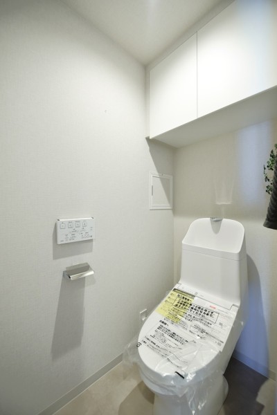 ウォシュレット一体型のトイレ新規交換済みです。吊戸棚を設置していますので、細かな物もしっかりと収納でき、綺麗な空間を保てます。お掃除楽々な機能も多数搭載しています。
