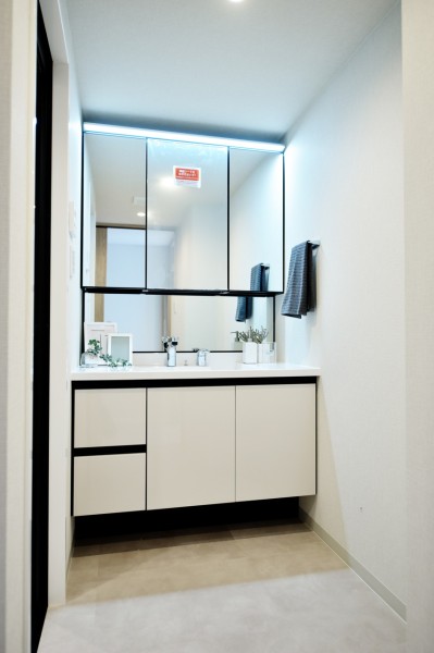 大きな三面鏡で朝の準備も整えやすい洗面台です。三面鏡裏やキャビネットなど収納が充実しており、細々したものもたっぷり収納でき、スッキリとした空間を保てます。