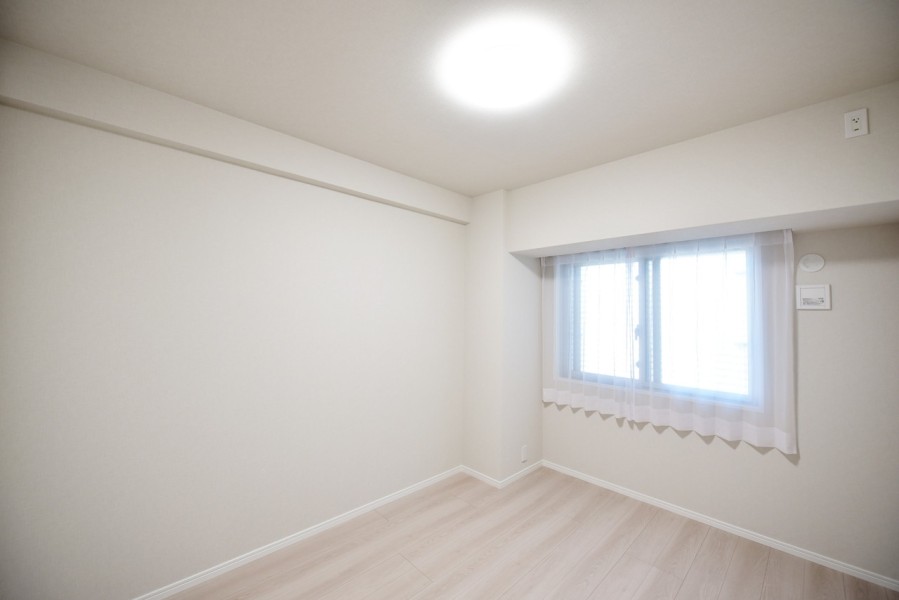 洋室1（約6.0帖）はリビングから離れて、静かにゆったりと体を休めることが出来る主寝室などにおすすめです。家具の配置もしやすい間取りです。