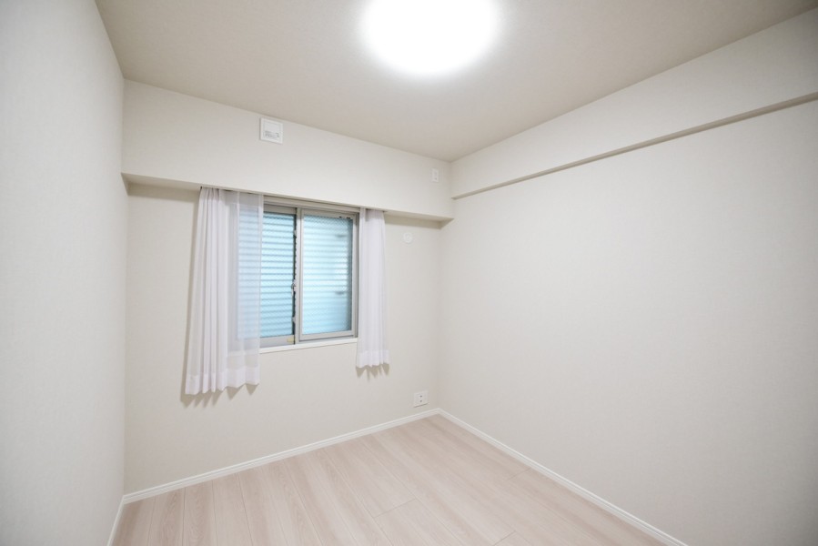 洋室2（約5.0帖）はリビングの団らんから一転、静かに作業や課題に取り組めるワークスペースや子供部屋におすすめです。シンプルな内装なので、お好みのインテリアで彩れます。