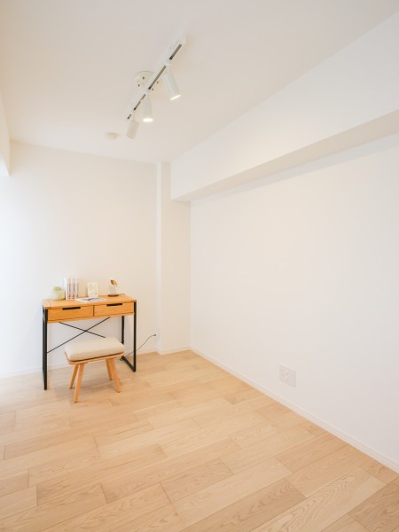 約6帖の洋室1は過ぎゆく時間をゆったりと感じることができるプライベート空間です。テレワークや読書など落ち着いた時間を過ごすのにもぴったりなお部屋です