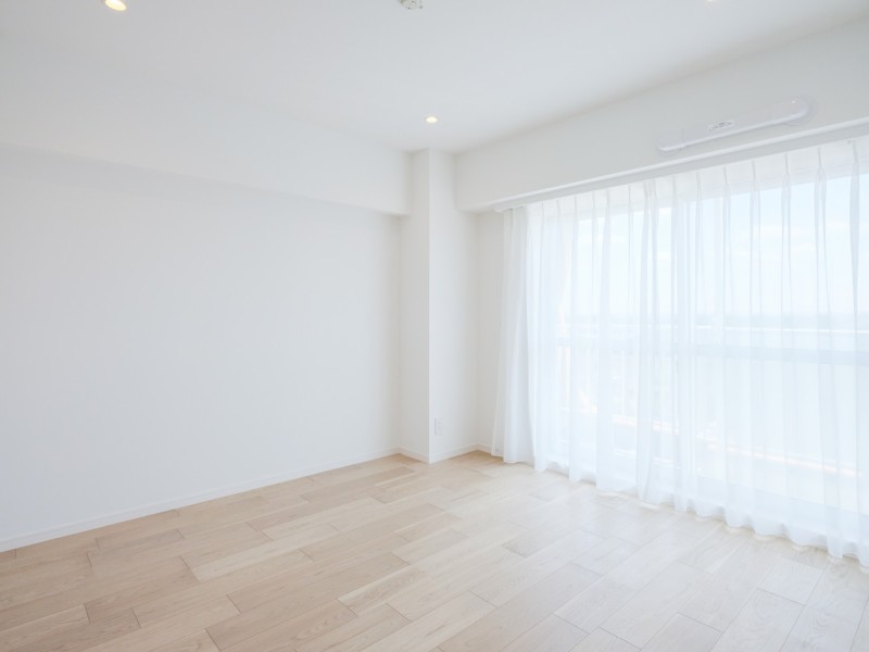 洋室2はバルコニーに接続する開放空間です。凹凸が少なく広々としたお部屋のため、主寝室におすすめです。