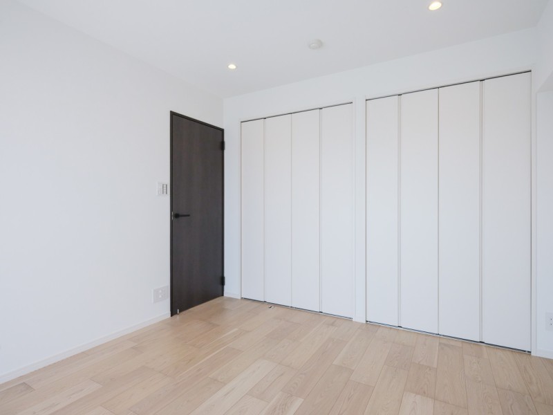 洋室2には間口の広いクローゼットを備え付けています。たっぷりと荷物を収納でき、居住空間を広くお使いいただけます