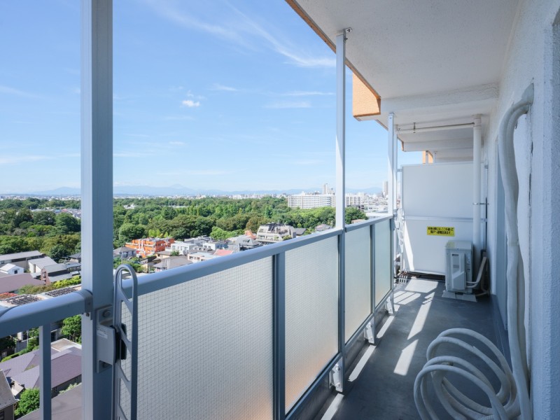 心がほっとするような光と心地よい風を感じるバルコニーです。視界を遮る大きな建物がなく、のびやかに広がる開放感のある景色をお楽しみいただけます。