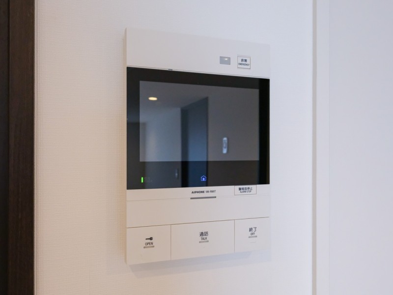 ◆TVモニター付インターホン◆訪ねてきた相手をモニター越しに確認でき、防犯対策に役立ちます。インターホン越しに話をすることが可能です。
