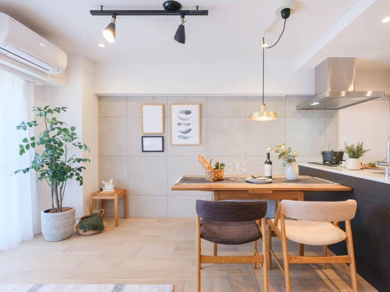 お部屋は自然の優しい温もりを添えた居心地の良い内装に仕上がりました。多彩な豊かさが紡ぎ、穏やかな時間が流れます。