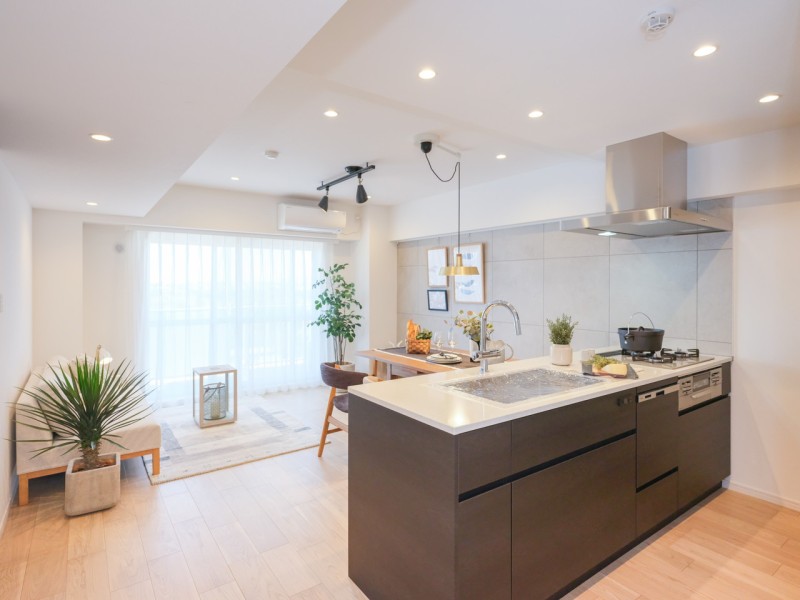 お部屋の雰囲気に溶け込む、田中工藝製のオリジナルキッチンです。家事時短にうれしい食器洗浄乾燥機付き♪