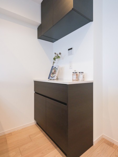 背面にはキッチンに合わせた便利なカップボードを備え付けました。カウンタースペースにはコーヒーメーカーなどを並べてお使いいただくのにも良さそうですね。