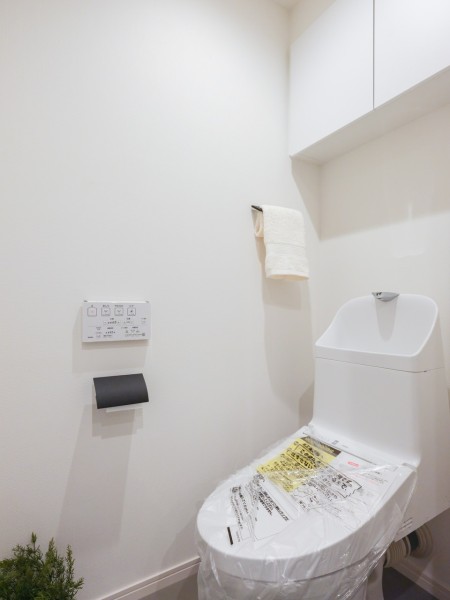 レストルームも上品さが宿る安らぎのスペースに仕上がりました。ウォシュレット一体型のトイレは、お掃除の手助けをしてくれる便利機能が搭載されています。