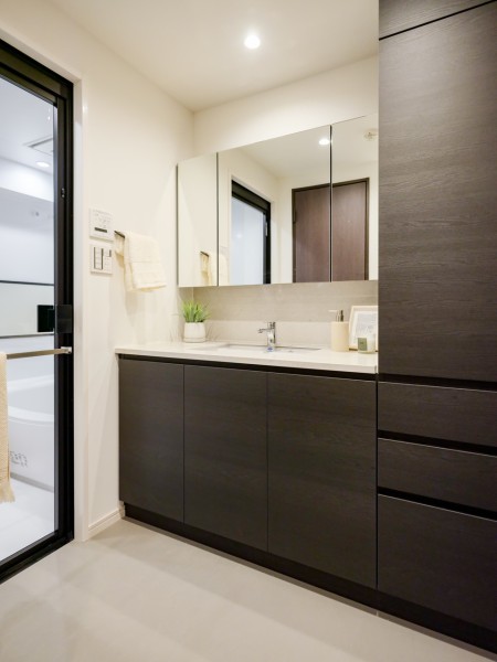 洗面台も田中工藝社製のこだわりの仕様です。洗面室にはタオルや着替え、洗剤などの収納に便利なリネン棚を備え付け、使いやすさを重視した工夫を詰め込みました。