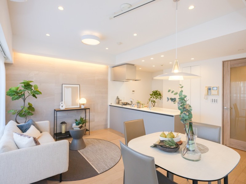 天井高2500mmの開放感のあるリビングダイニングキッチンです。身長が高い方でものびのびと暮らすことができそうです。自分の世界に没頭する時間も、ご家族の団らんも大切にできる空間です。