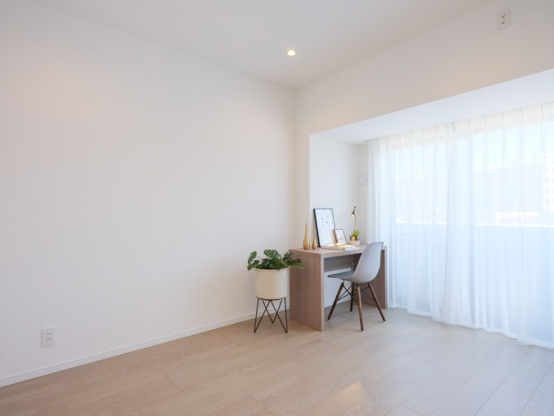 洋室3はバルコニーに接続する開放空間です。約6.5帖のお部屋は明るく、ワークスペースとしても快適に活用いただけます。