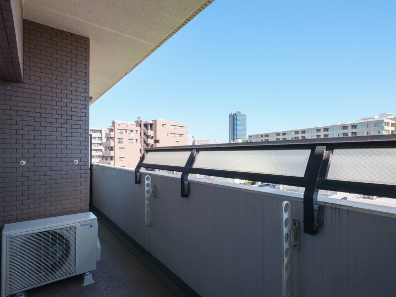 バルコニーからは青々とした空の下に佇む緑を望めます。のびやかに広がる空が日常になり、至福の時間に包まれる住まいです。