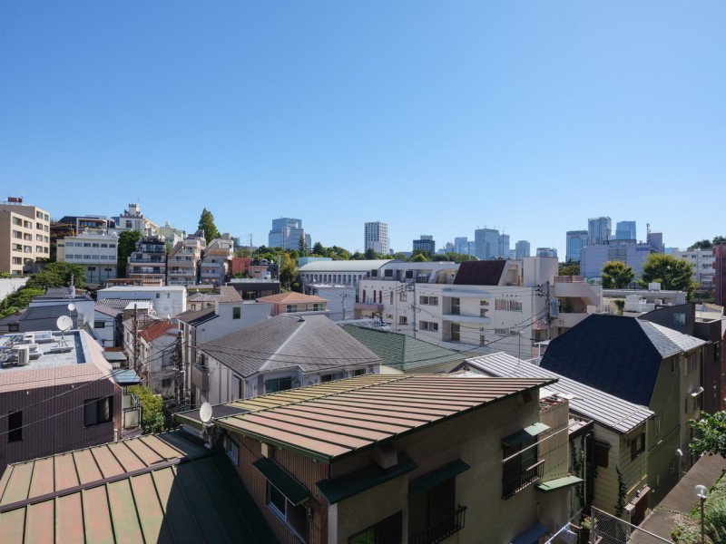 坂御用地の豊かな緑を望む、高台立地ならではの開放感のある眺望です。移ろいゆく空の色を感じながら、ほっとひと息つけるリフレッシュタイムをお楽しみいただけます。