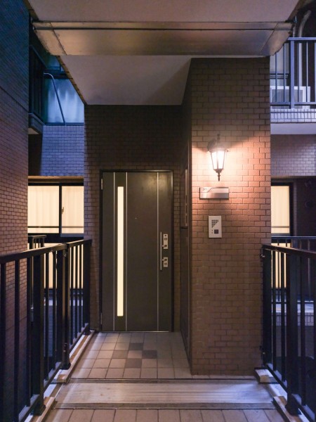 独立性の高い玄関ポーチが設けられ、お部屋が共用廊下に面しないプライベート性の高い住戸となっています。