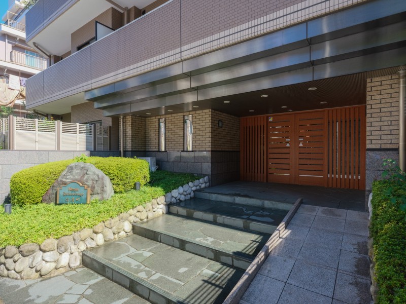 堂々たる趣の中に居心地の良さも感じさせるエントランスです。階段横にはベビーカーなどの移動に便利なスロープが設けられています。