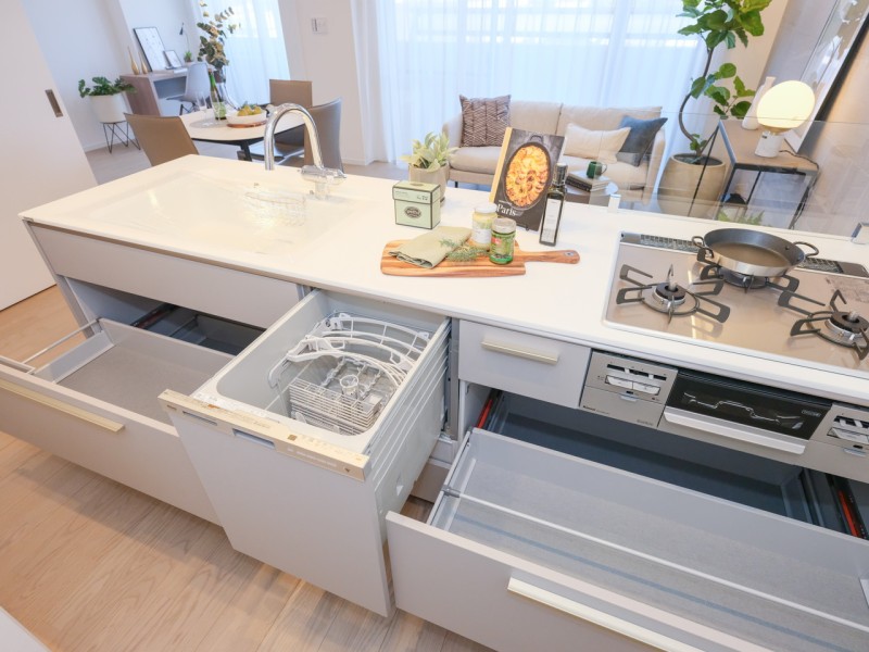 ◆食器洗浄乾燥機◆家事の時間を短縮できる優れもの。さらに節水・節約を同時に行うことができるので、大変人気があり重宝します。