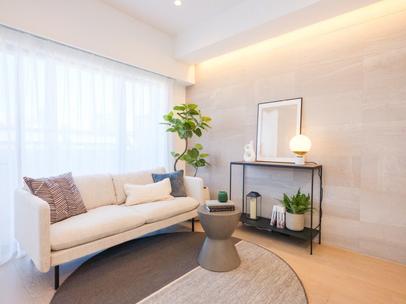 床材には朝日ウッドテック社製を採用。控えめな石の流れ目が魅力の石調タイルを間接照明が柔らかく照らし、上質で温もり溢れる住まいを演出します。