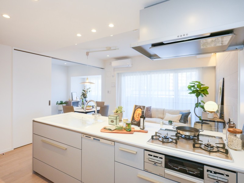 キッチンは住まいと暮らしにフィットするデザイン性と機能性を兼ね備えています。開放的なオープンキッチンには家事時短に便利な食洗器や三口コンロを搭載しています。