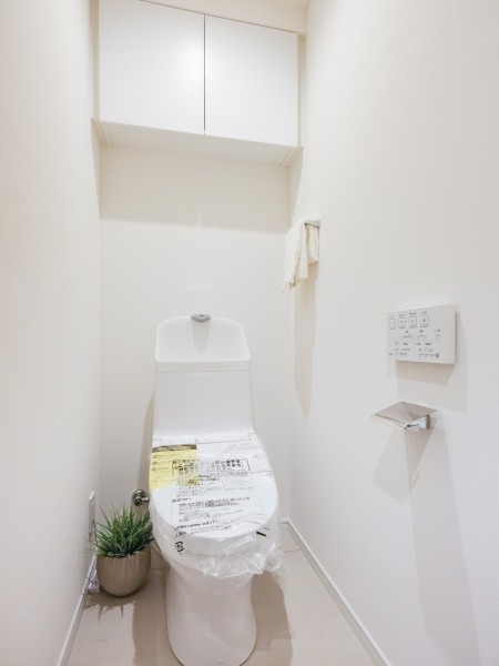 毎日使う場所だからこそ、清潔感と使いやすさを考慮したレストルーム。優れた節水効果や汚れが付きにくい便座など、ほしかった機能が揃ったウォシュレット一体型トイレです。