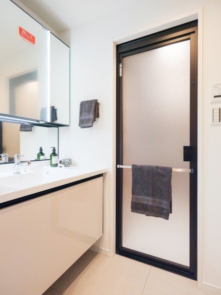 カウンターとボウルが一体となっているのでお手入れ簡単な洗面化粧台です。身だしなみチェックや鏡裏の収納が便利な三面鏡になっています。