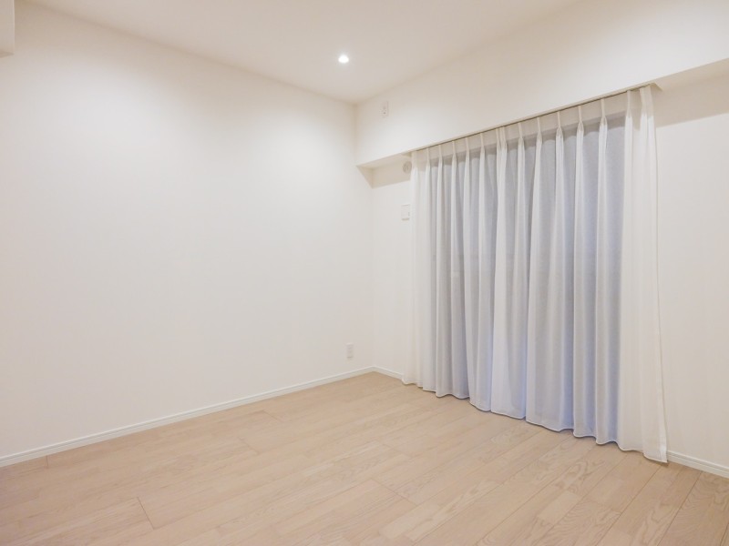 約5.9帖の洋室1は過ぎゆく時間をゆったりと感じることができるプライベート空間です。クローゼット付きで居住スペースを広くお使いいただけるため、主寝室におすすめです。