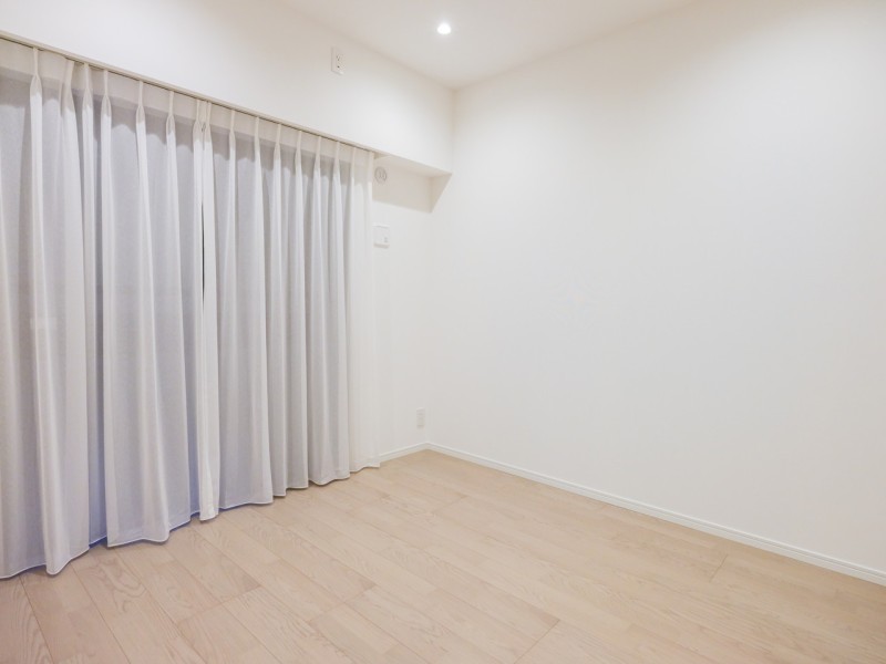 約5.1帖の洋室2は凹凸が少なく、家具の配置のしやすいお部屋です。シンプルな内装はどんなインテリアをも受け止める柔軟性が魅力です。