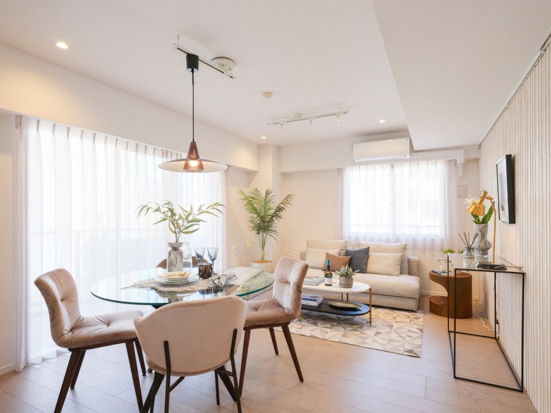 開放感が溢れるリビングダイニングキッチンです。二面採光の窓からは明るい自然光が降り注ぎ、彩り豊かな暮らしを演出します。