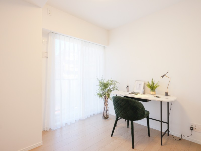 洋室3にも明るい自然光が注がれます。柔らかな光が長時間続く北向きのお部屋は、勉強や読書など落ち着いて作業したいときのワークスペースにぴったりです。