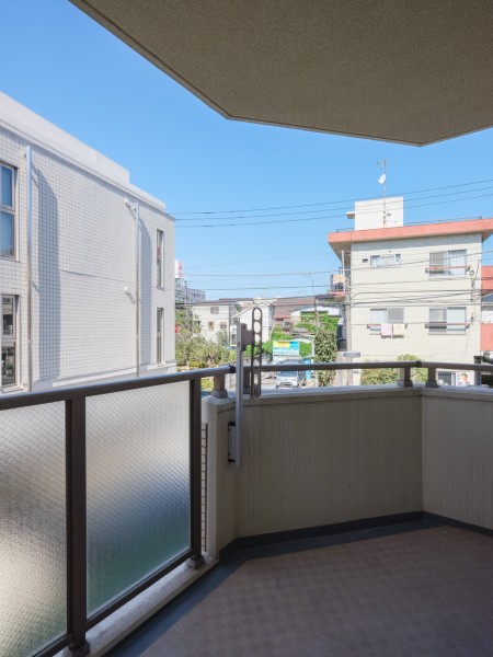 リビングダイニングに面したバルコニーです。角部屋ならではの開けた空間は暮らしの中で大切な光と風を演出してくれます