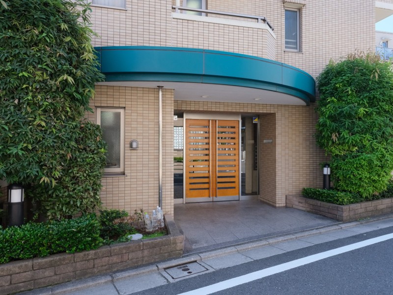 植栽の緑が心地の良さを演出するエントランスです。時代の移ろいを重ね大切に住み継がれてきたマンションです。オートロック・宅配ボックス完備で管理体制良好◎