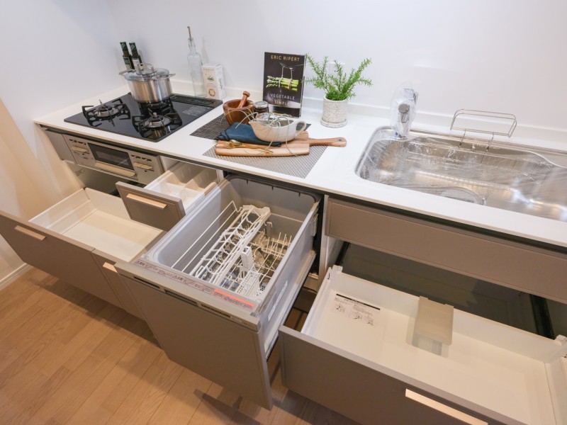 ◆食器洗浄乾燥機◆家事の時間を短縮できる優れもの。さらに節水・節約を同時に行うことができるので、大変人気があり重宝します。