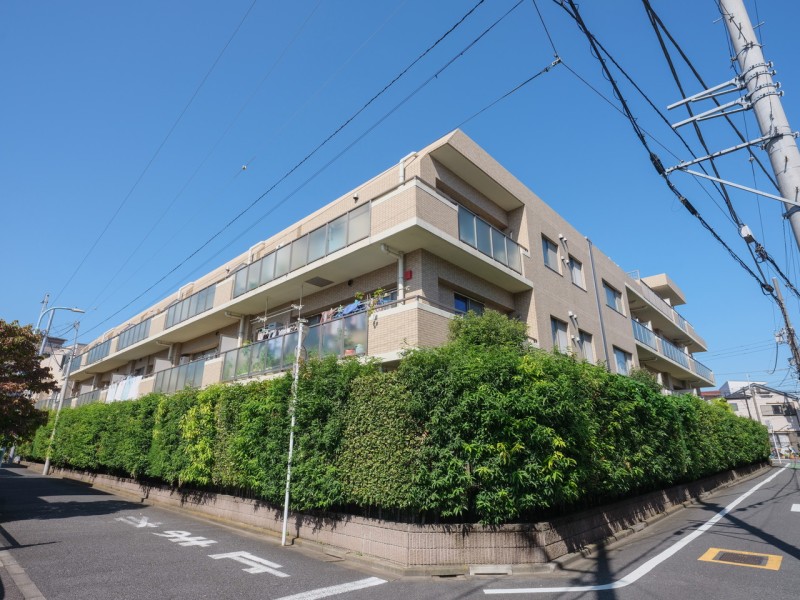 平成14年築・三菱地所パークハウスシリーズマンションです。再開発の進む中野駅エリアにほど近く、普段使いに便利な活気あふれる商店街も徒歩圏です。