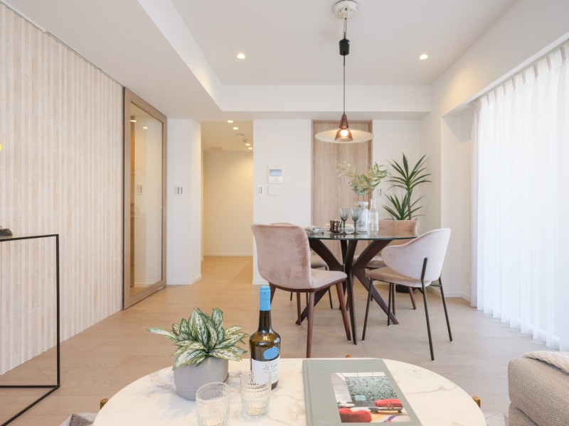 リビングには調湿・消臭機能があるエコカラットを採用しました。水拭きができるのでお手入れも簡単です。床暖房も搭載しており、これからの寒い季節も安心ですね。