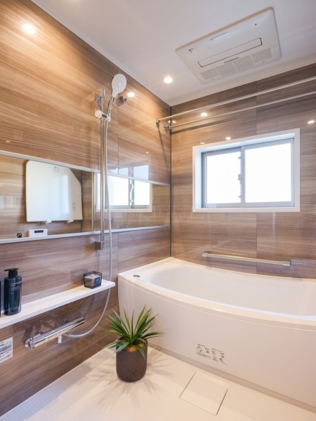 毎日のバスタイムを贅沢に、豊かにしてくれるバスルームです。窓が付いているので自然な明かりを取り込むことができ、明るく開放的な空間です。