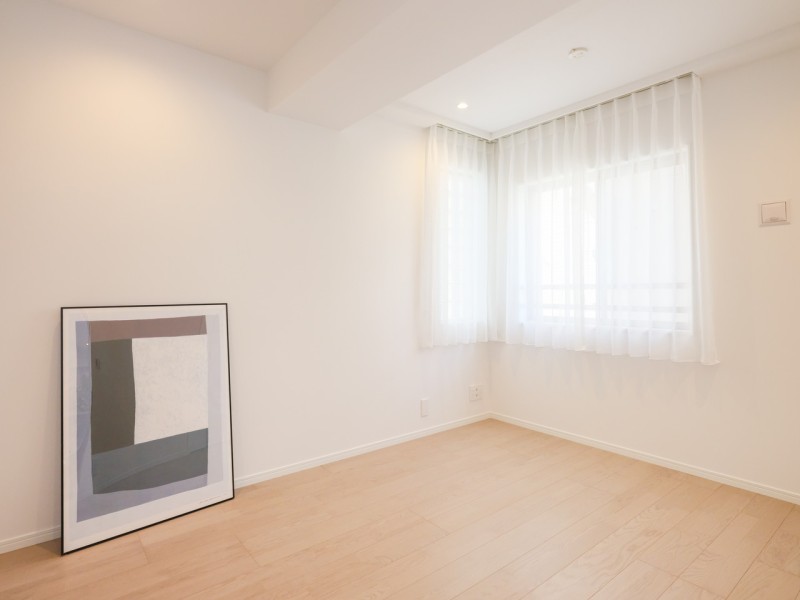 約5.9帖の洋室1はリビングに隣接していながらもプライベート性の高いお部屋です。凹凸が少なく、大きな家具も配置しやすいため主寝室におすすめです。