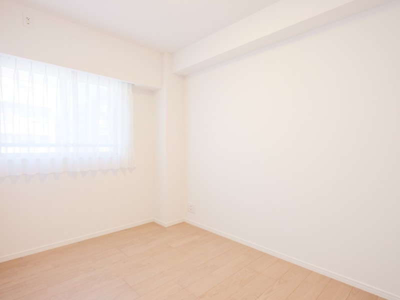 洋室2はリビングから一番遠く、のびやかな空間の中でほっと一息つけるやすらぎの時間が流れます。クローゼット付きのため居住スペースを広くお使いいただけるお部屋です。