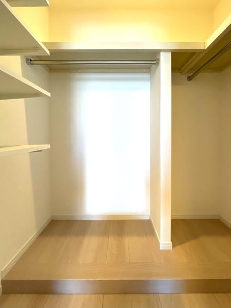 ウォークインクローゼットにはかさばりやすいアウターやオフシーズンの家電など、たっぷり収納できそうです。
