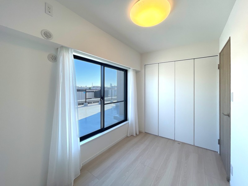 玄関左手の洋室2です。廊下からアクセスする独立空間でプライベート性の高いお部屋。過ぎゆく時間をゆったりと感じることができそうです。